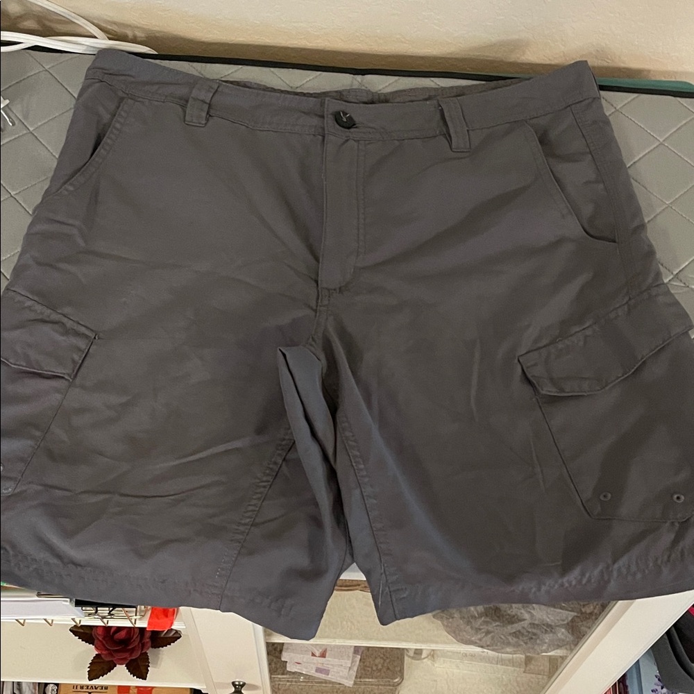 Magellan outdoors water resistant Men's Gray Cargo Shorts
